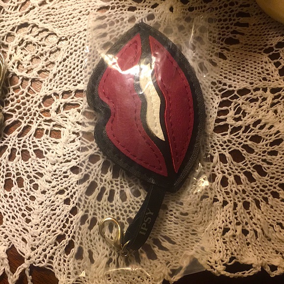 ⛄️FREE w $30 ORDER🎄 IPSY LIPS PLUSH KEYCHAIN - Picture 2 of 2